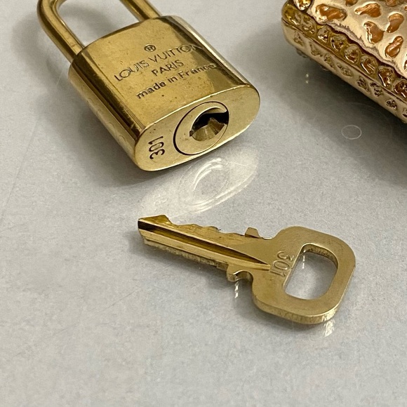LOUIS VUITTON LOCK AND KEY ON GOLD TONE KEYCHAIN #301 - Picture 5 of 7